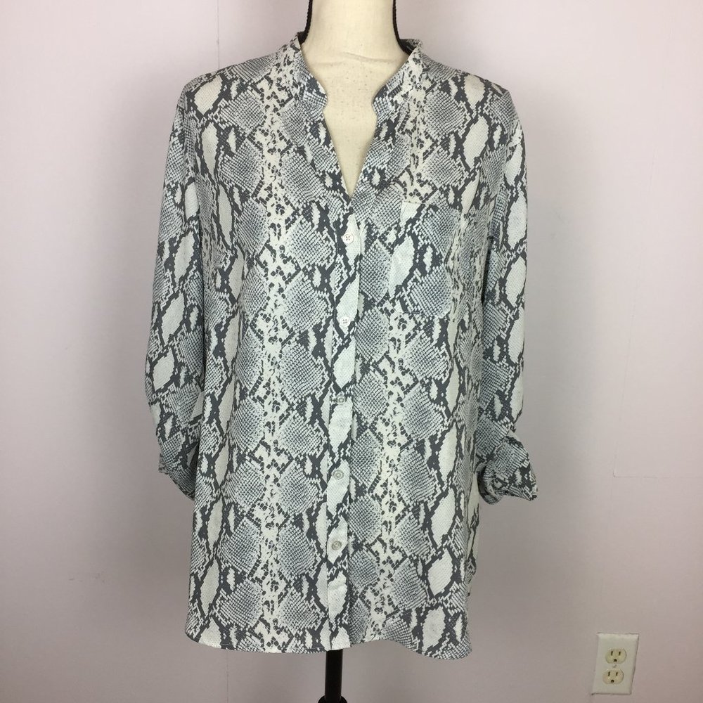 Like new!! Kut From the Kloth Button Shirt L Gray Animal Print Roll Tab Sleeve